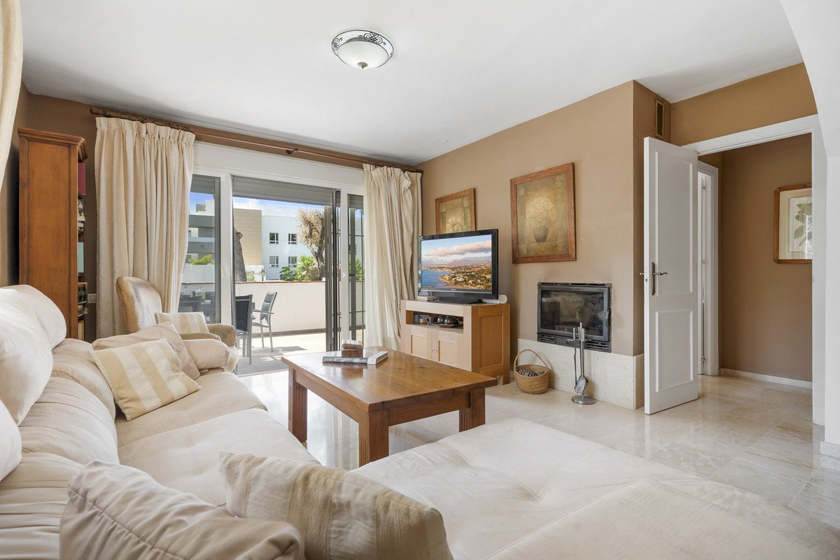 3 Bed Middle Floor Apartment in Nueva Andalucía
