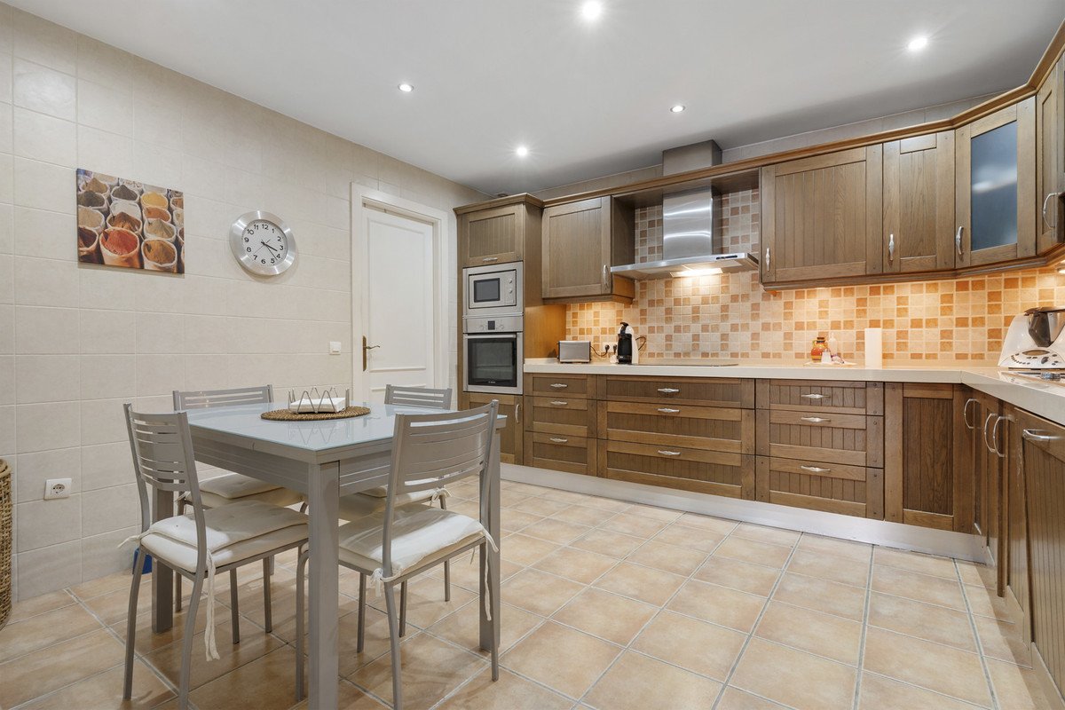 3 Bed Middle Floor Apartment in Nueva Andalucía