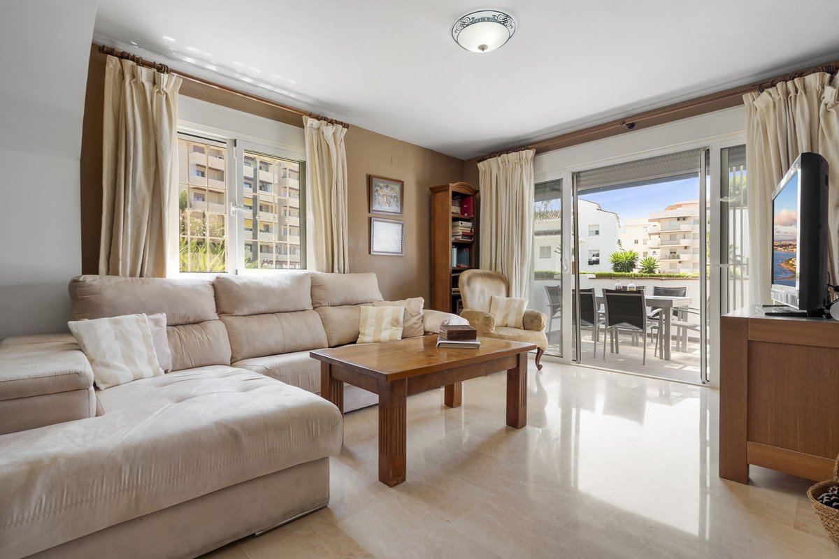 3 Bed Middle Floor Apartment in Nueva Andalucía