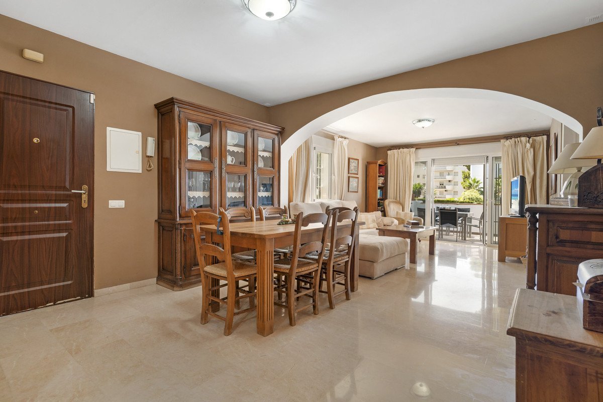 3 Bed Middle Floor Apartment in Nueva Andalucía