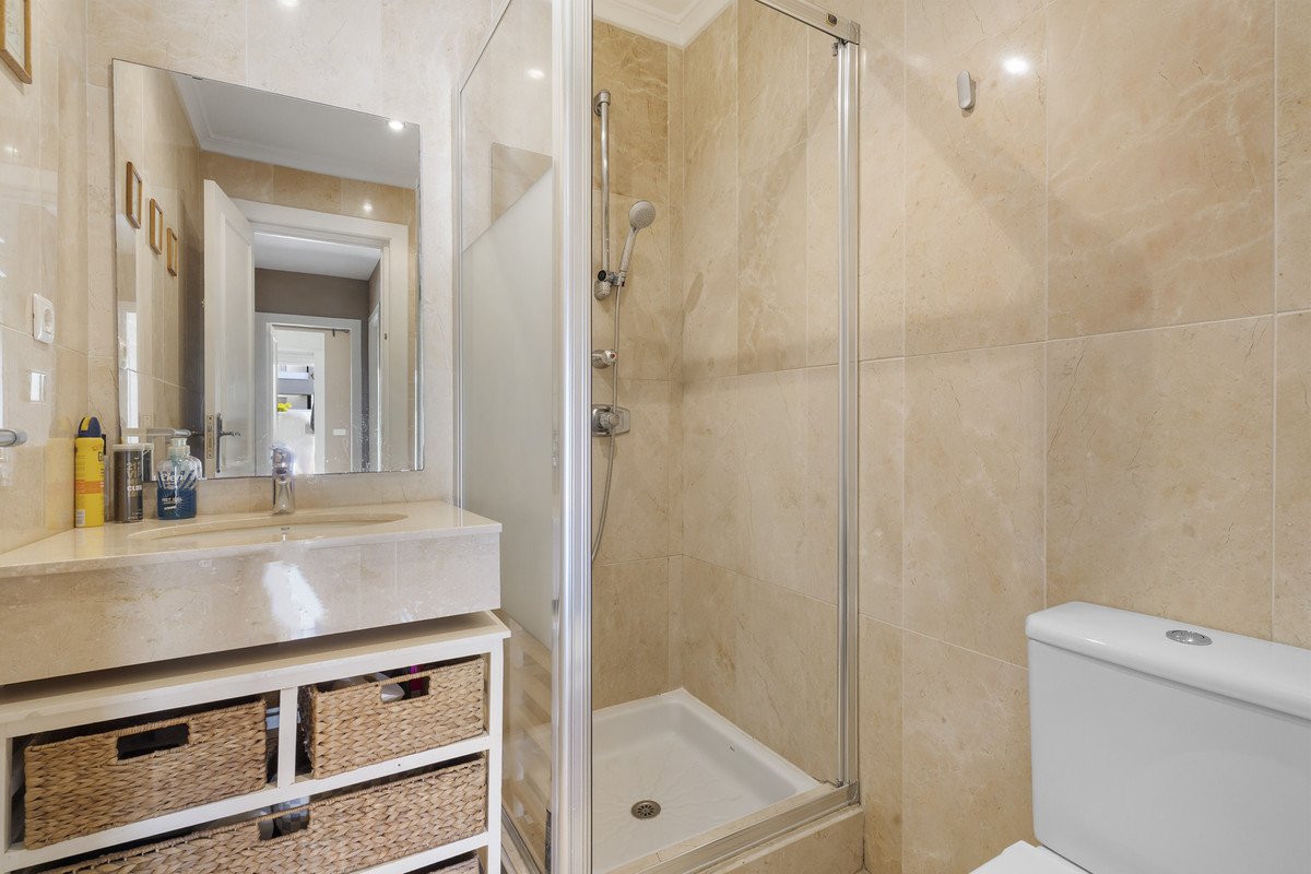 3 Bed Middle Floor Apartment in Nueva Andalucía