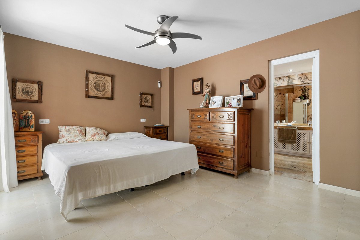 3 Bed Middle Floor Apartment in Nueva Andalucía