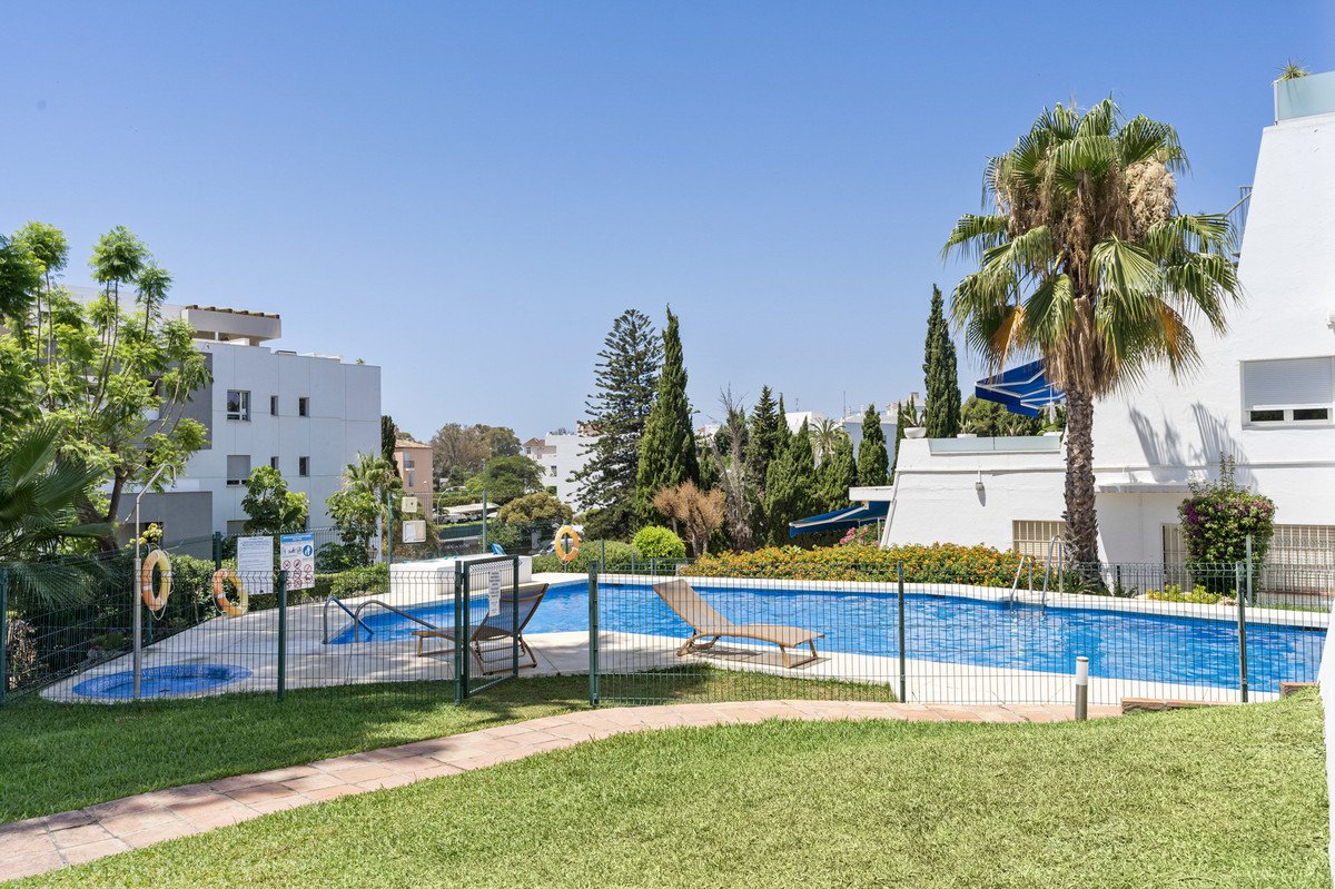 3 Bed Middle Floor Apartment in Nueva Andalucía