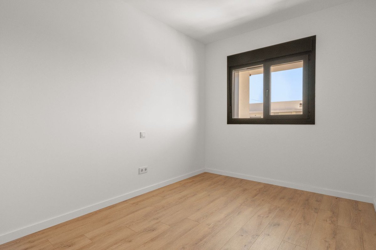 2 Bed Middle Floor Apartment in Estepona