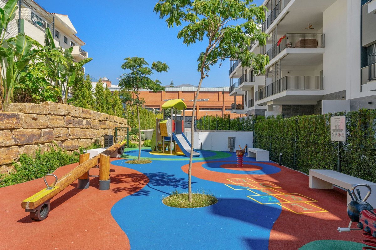 2 Bed Middle Floor Apartment in Estepona