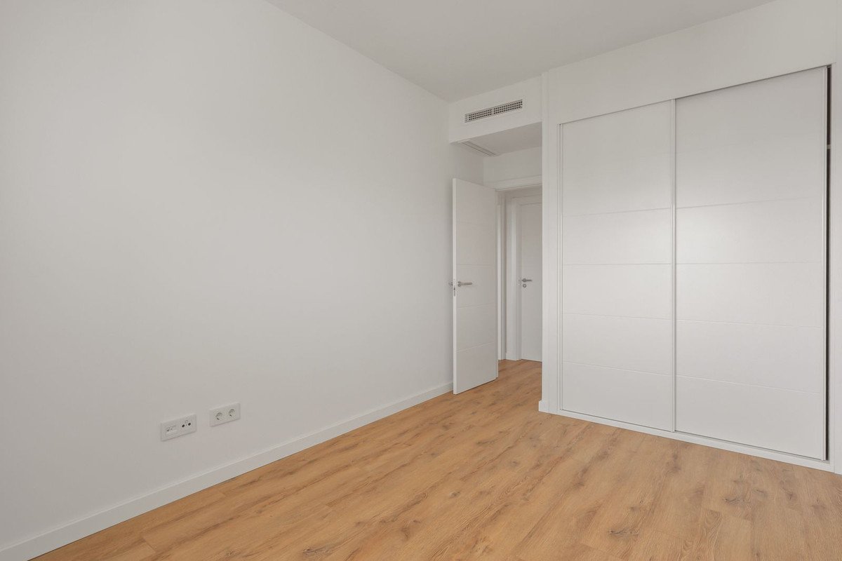 2 Bed Middle Floor Apartment in Estepona
