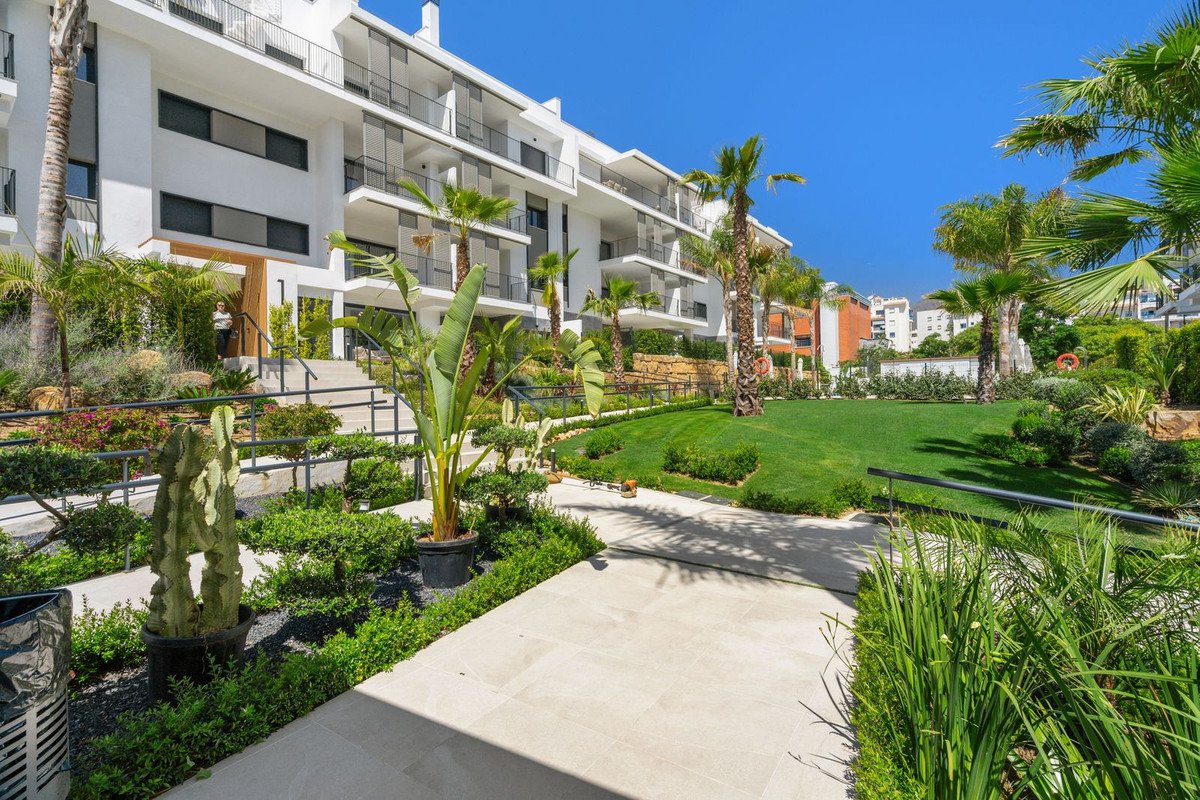 2 Bed Middle Floor Apartment in Estepona