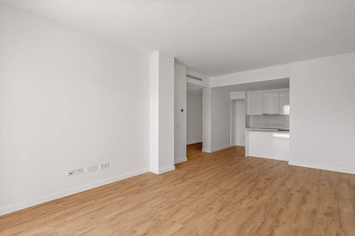 2 Bed Middle Floor Apartment in Estepona