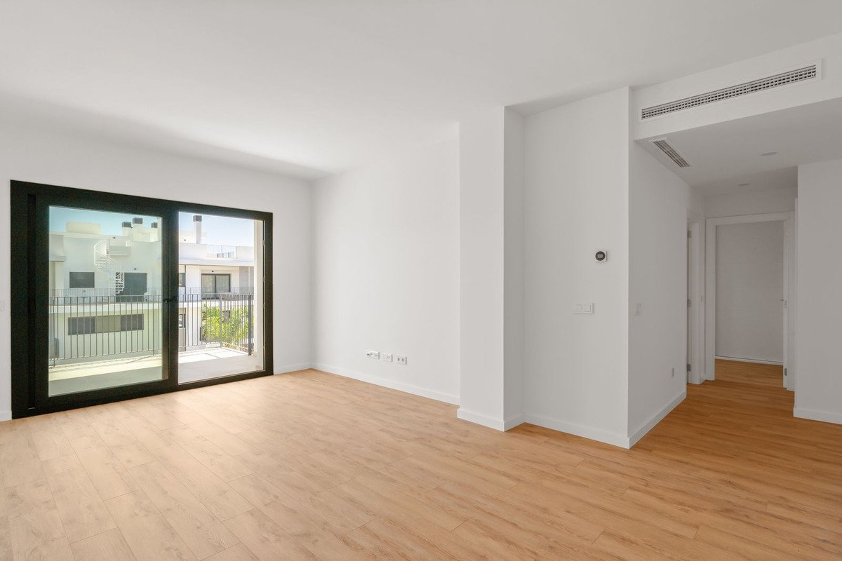 2 Bed Middle Floor Apartment in Estepona