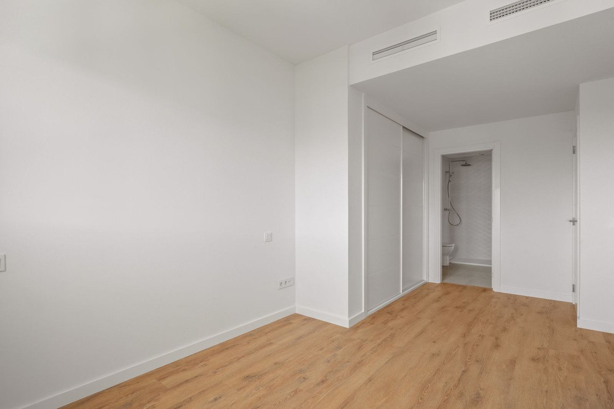 2 Bed Middle Floor Apartment in Estepona