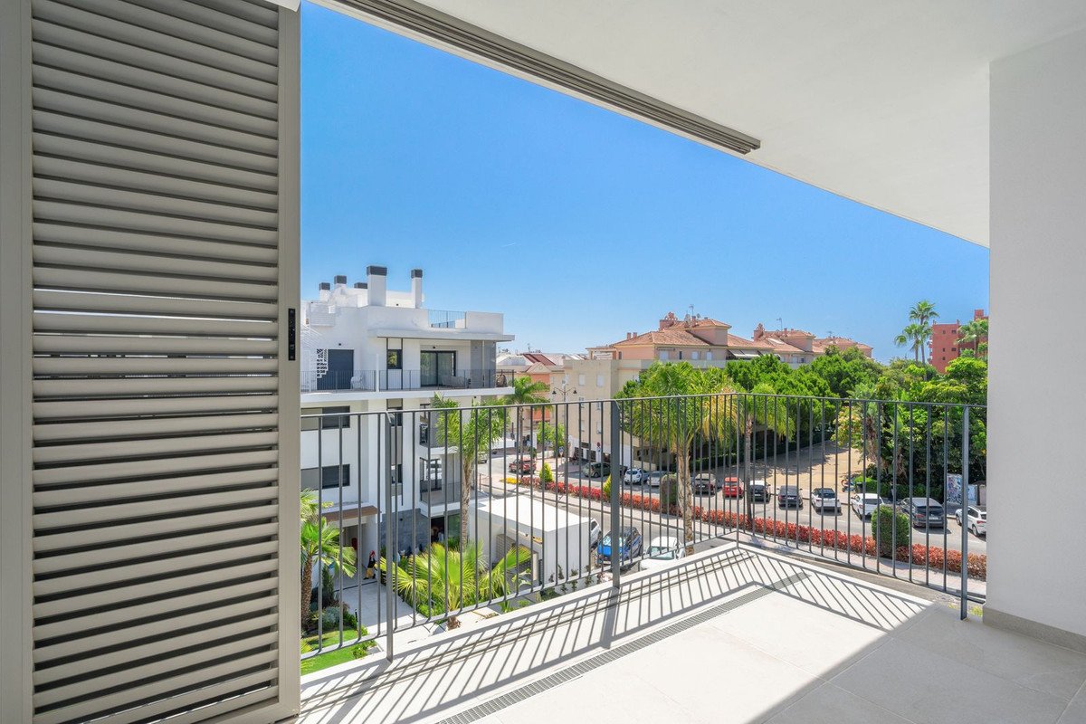 2 Bed Middle Floor Apartment in Estepona