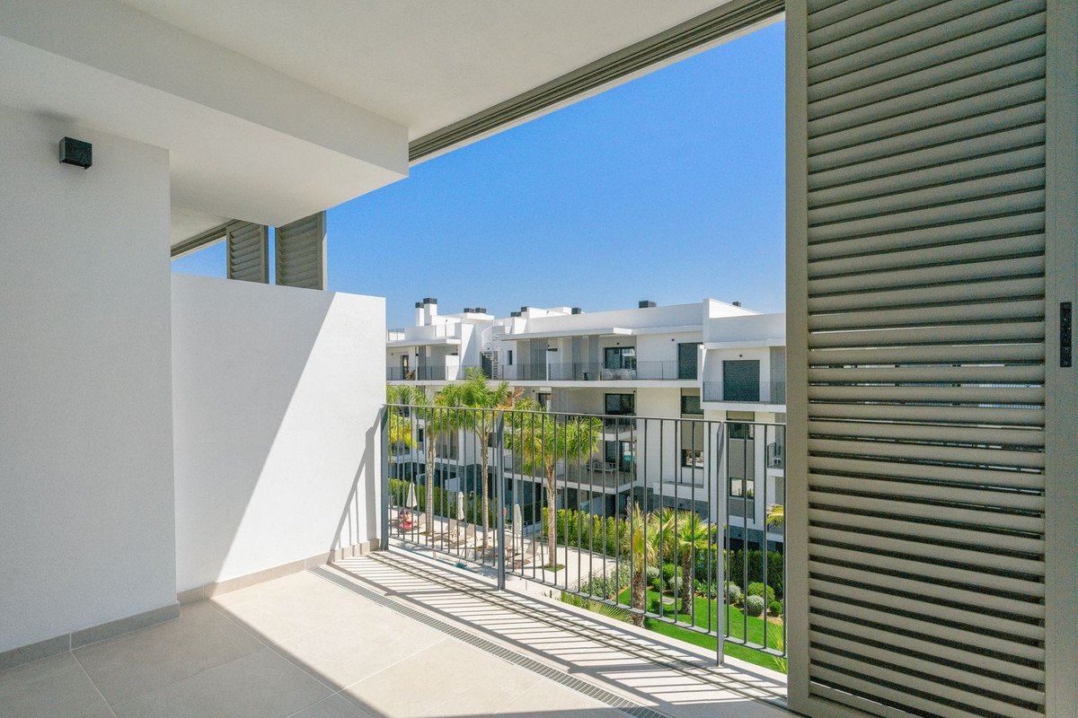 2 Bed Middle Floor Apartment in Estepona