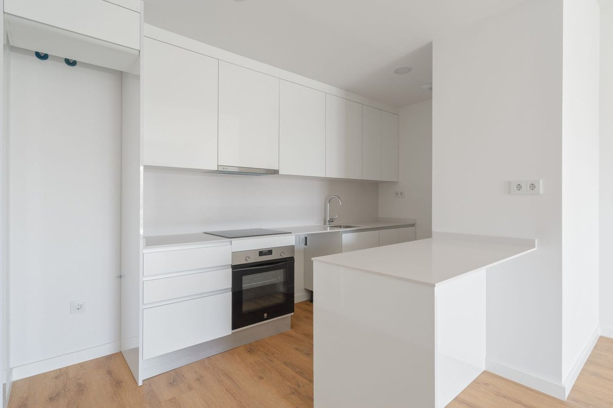 2 Bed Middle Floor Apartment in Estepona