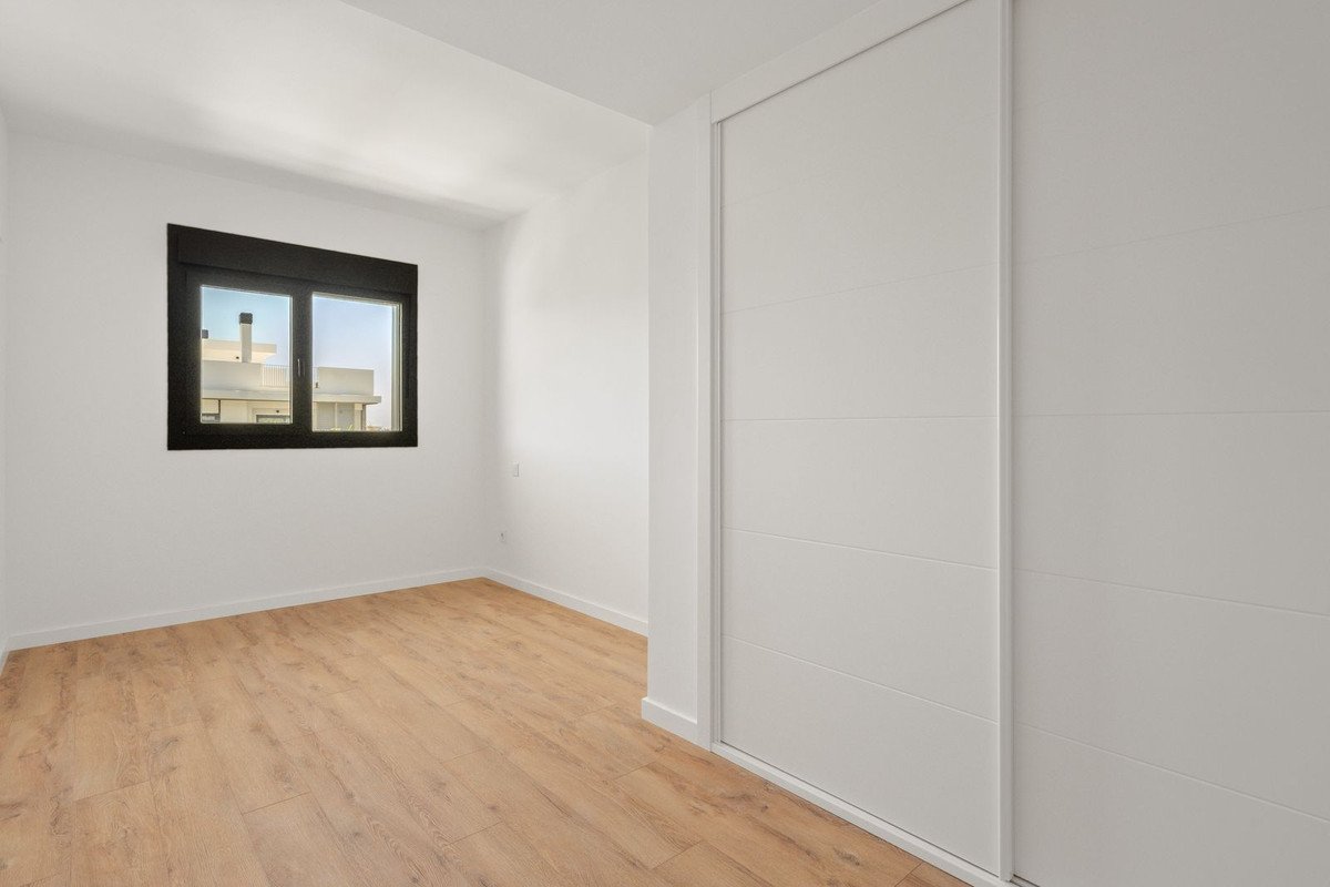 2 Bed Middle Floor Apartment in Estepona