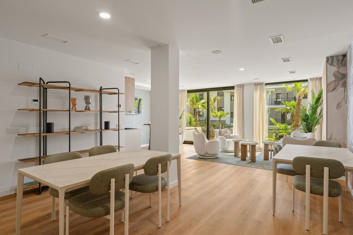 2 Bed Middle Floor Apartment in Estepona