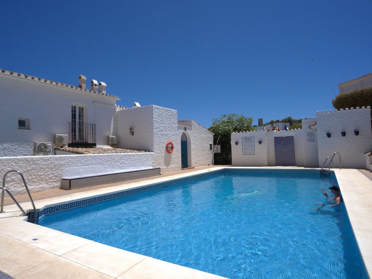 5 Bed Semi-Detached House in Torreblanca