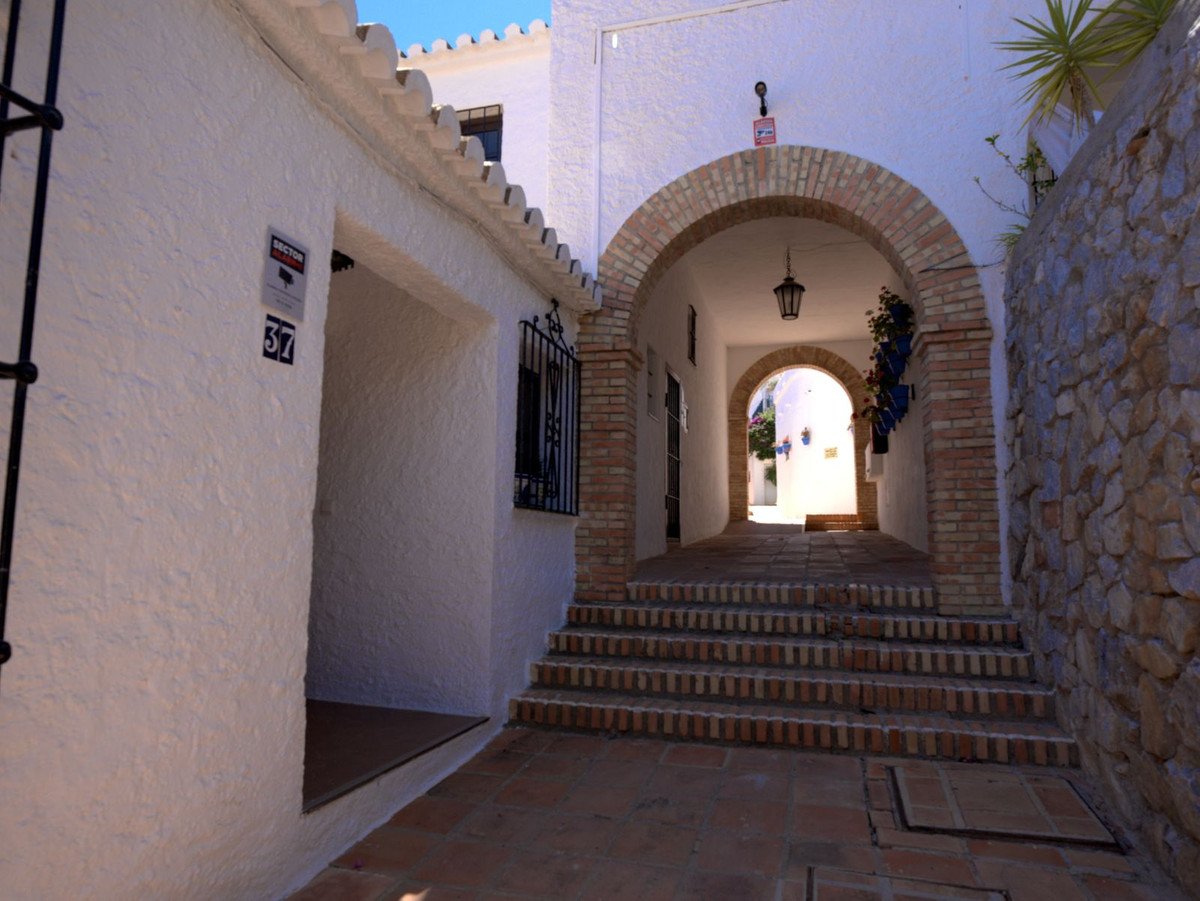 5 Bed Semi-Detached House in Torreblanca