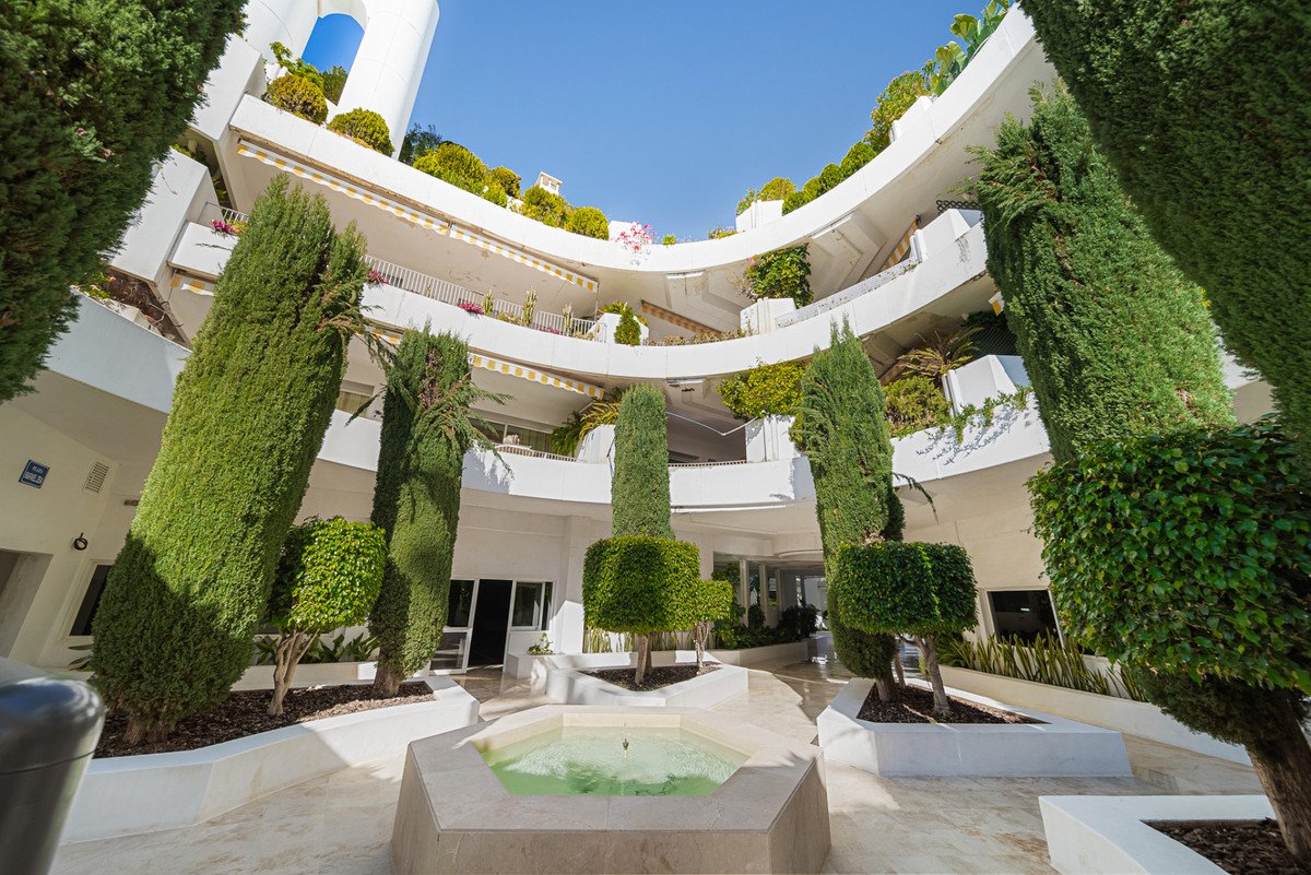 3 Bed Middle Floor Apartment in The Golden Mile