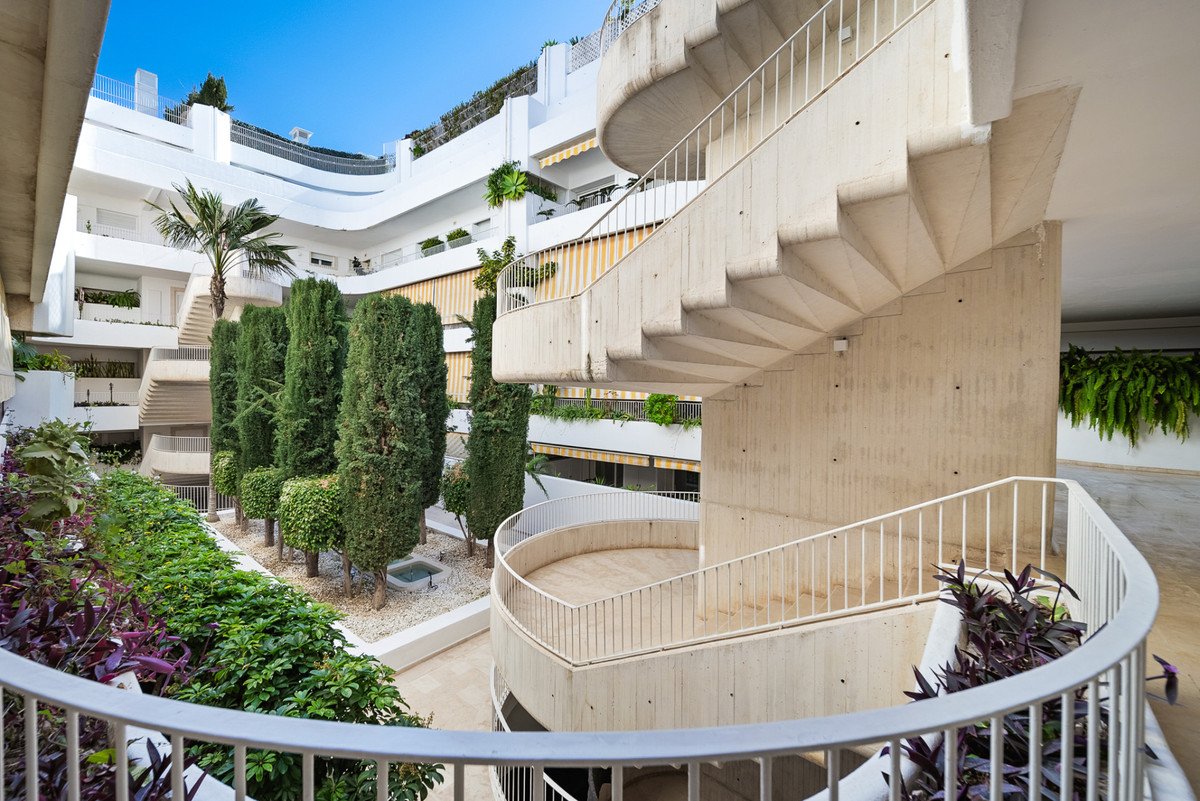 3 Bed Middle Floor Apartment in The Golden Mile