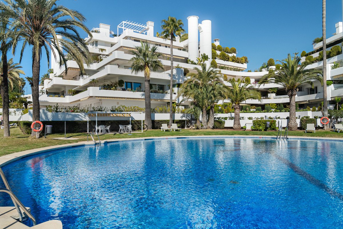 3 Bed Middle Floor Apartment in The Golden Mile