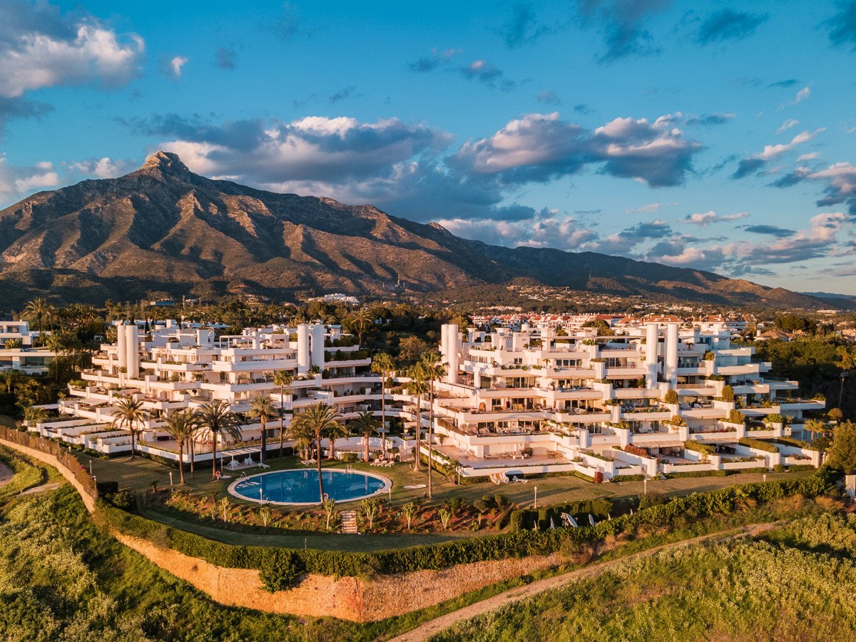 3 Bed Middle Floor Apartment in The Golden Mile