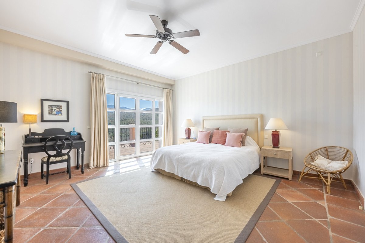 4 Bed Townhouse in Benahavís