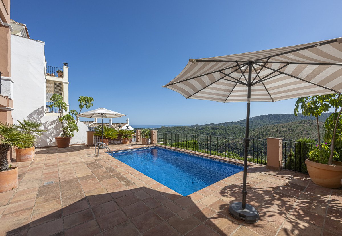 4 Bed Townhouse in Benahavís