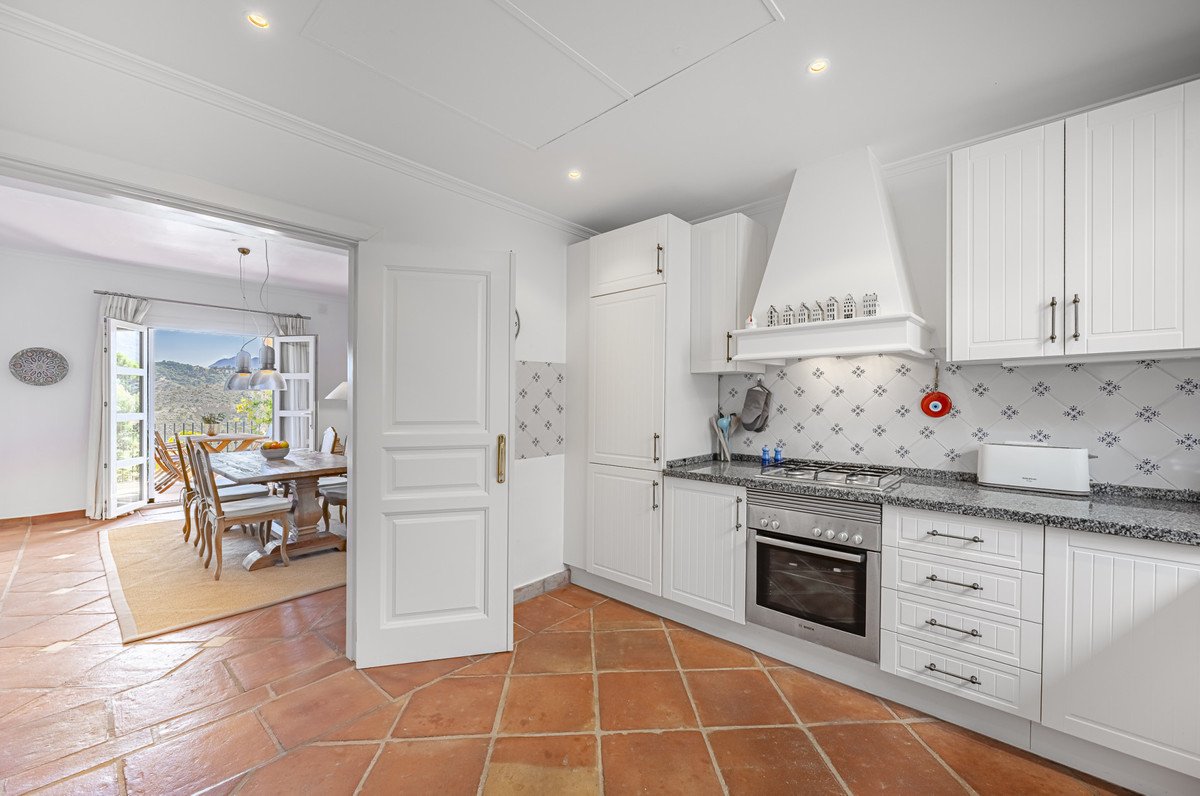 4 Bed Townhouse in Benahavís