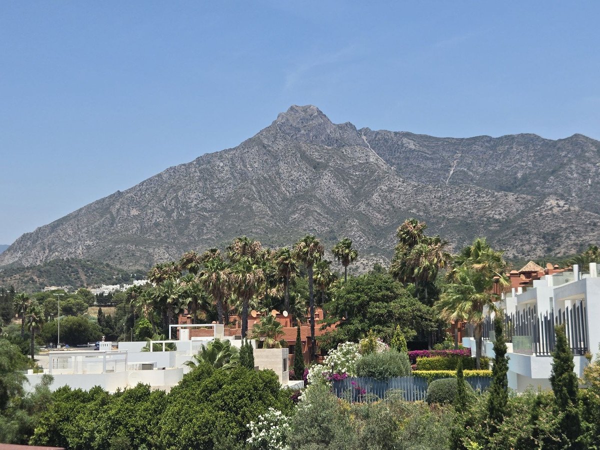 5 Bed Townhouse in The Golden Mile