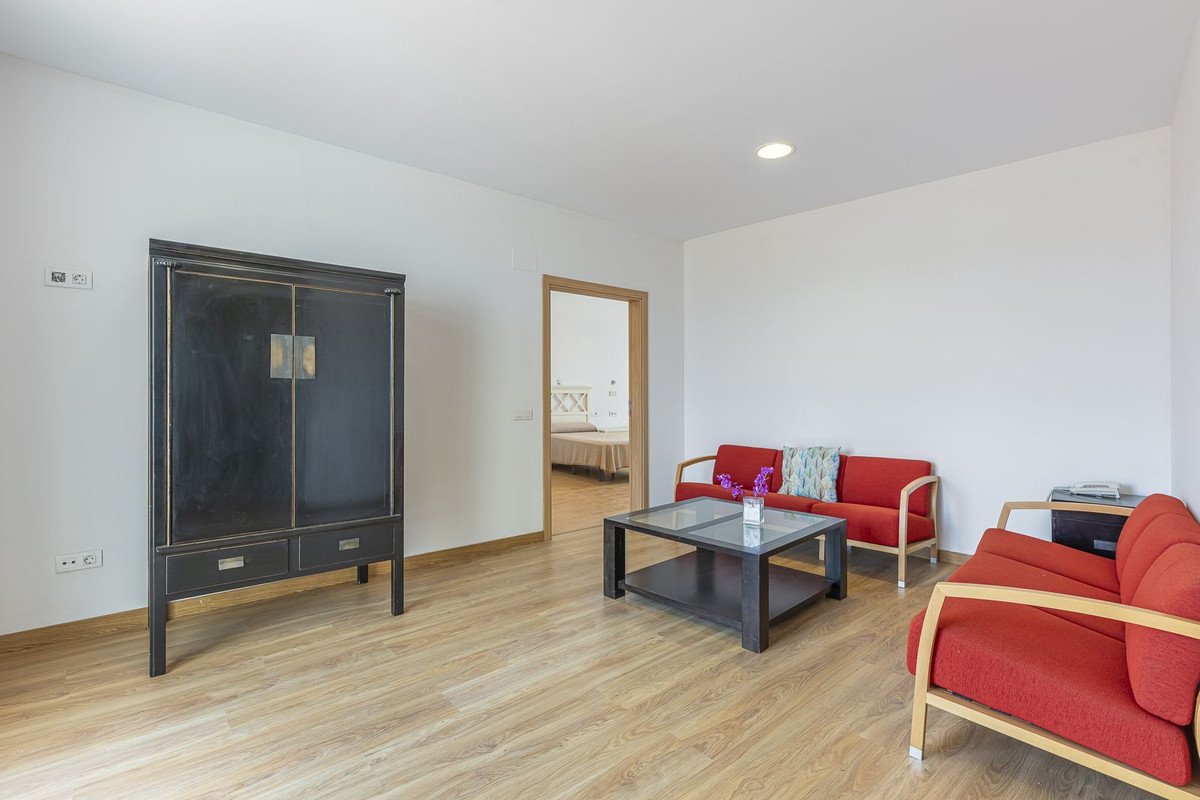 36 Bed Building in El Paraiso