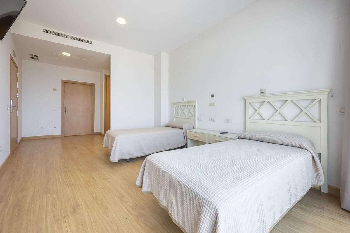 36 Bed Building in El Paraiso