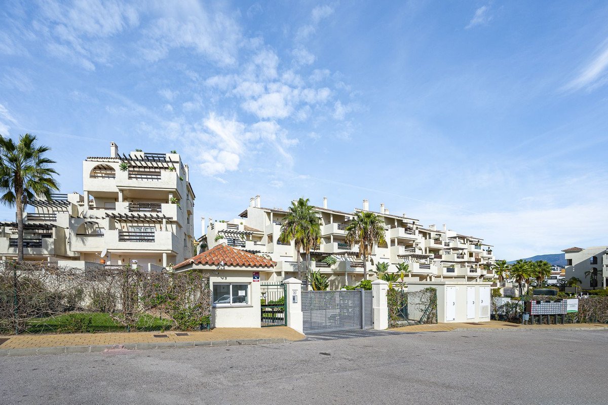 36 Bed Building in El Paraiso