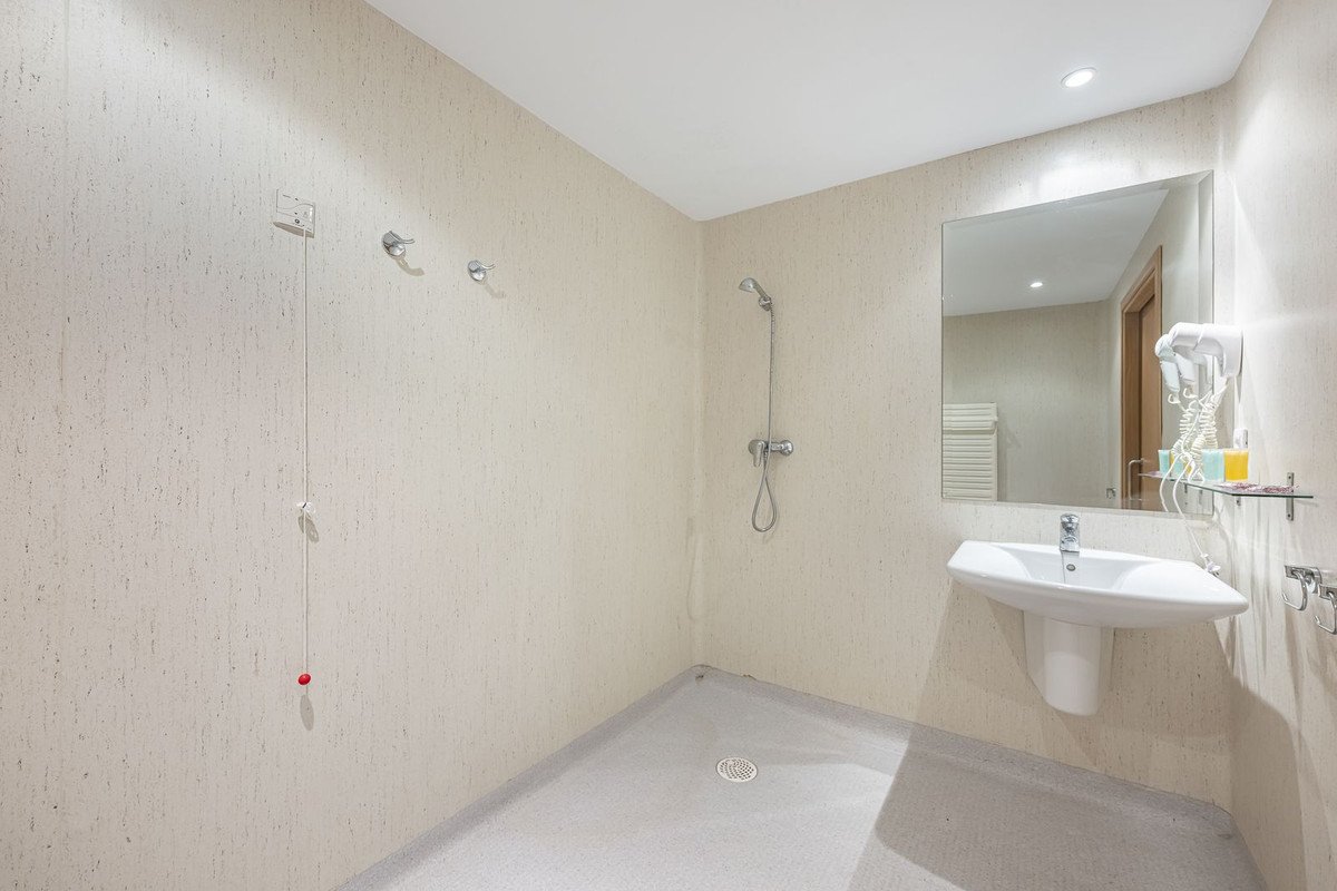 36 Bed Building in El Paraiso