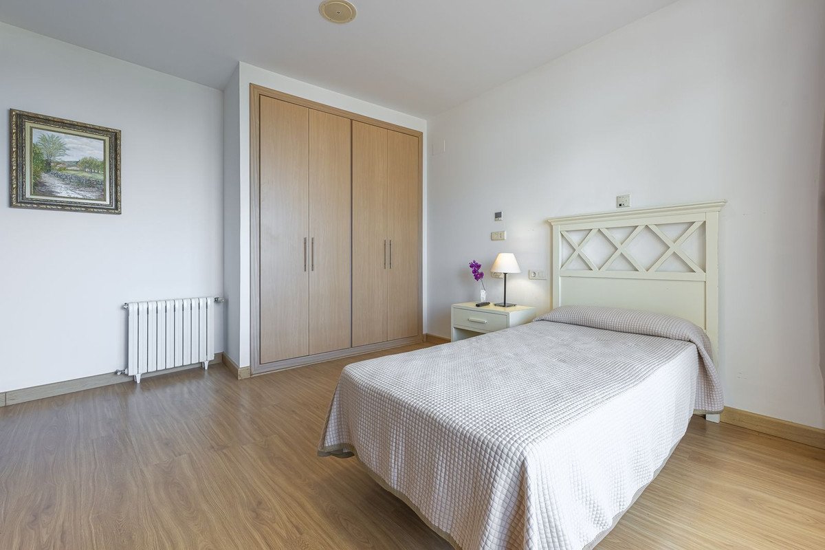 36 Bed Building in El Paraiso