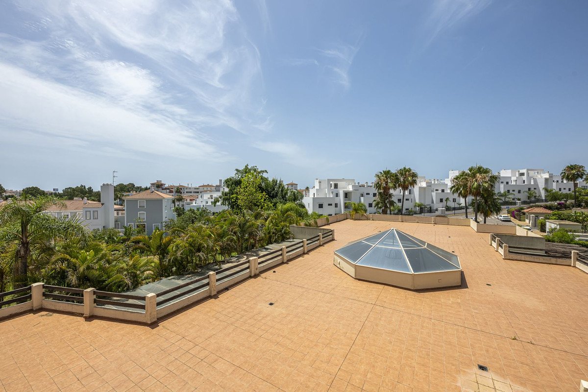 36 Bed Building in El Paraiso