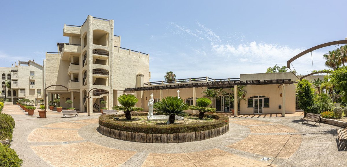 36 Bed Building in El Paraiso