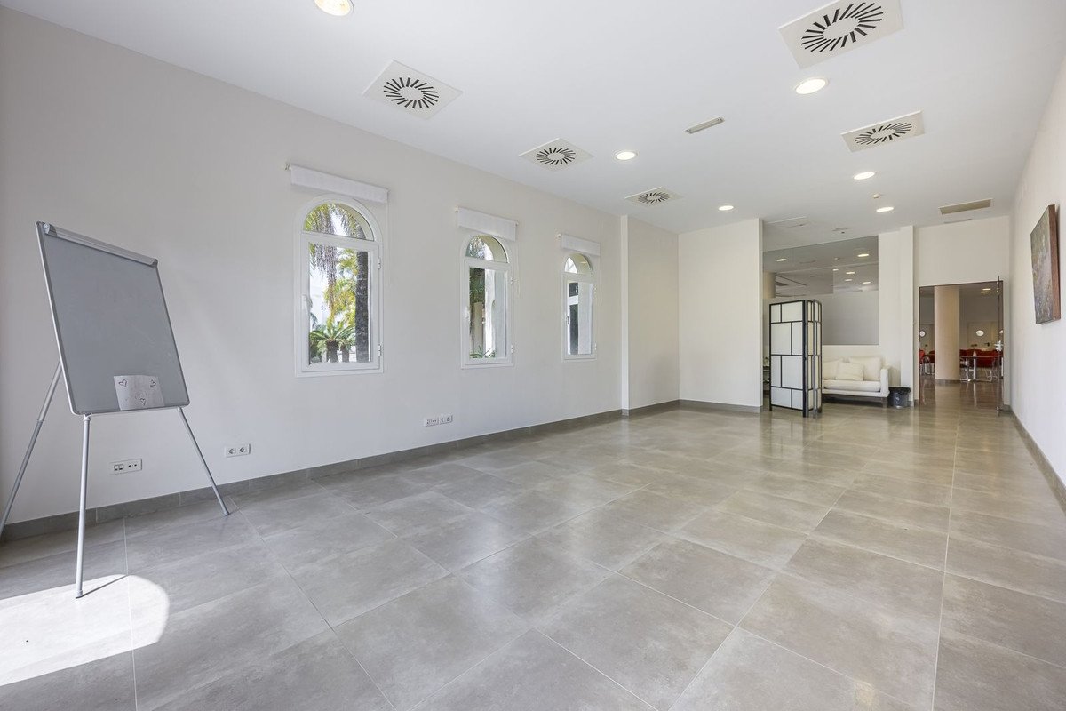 36 Bed Building in El Paraiso