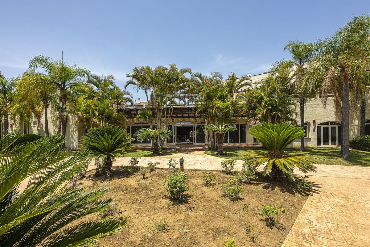 36 Bed Building in El Paraiso