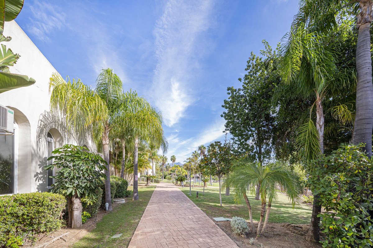 36 Bed Building in El Paraiso