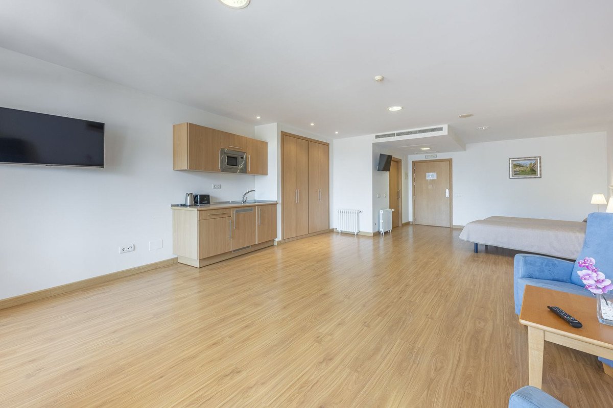36 Bed Building in El Paraiso