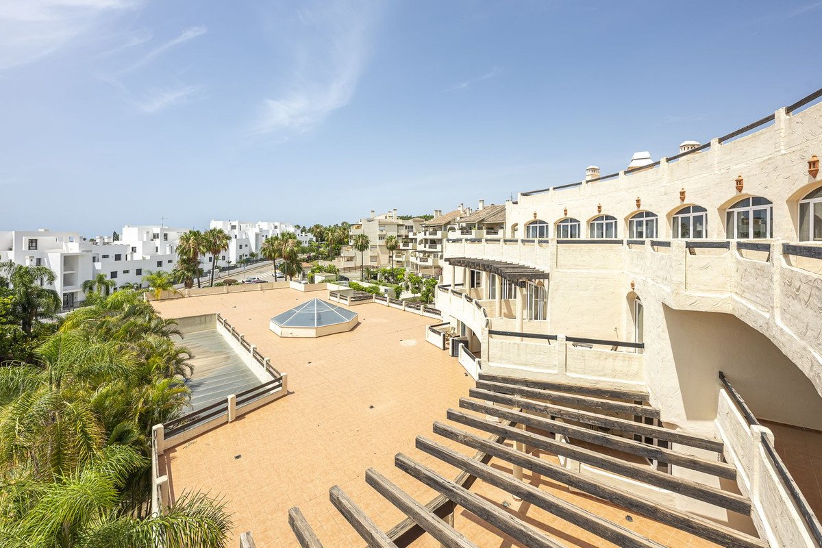 36 Bed Building in El Paraiso