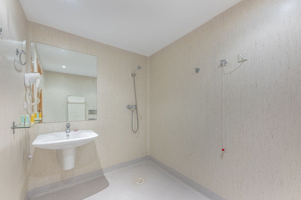 36 Bed Building in El Paraiso