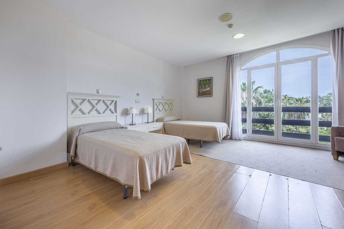 36 Bed Building in El Paraiso