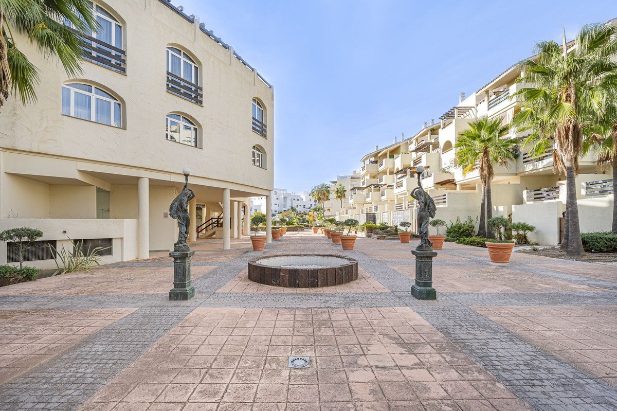 36 Bed Building in El Paraiso