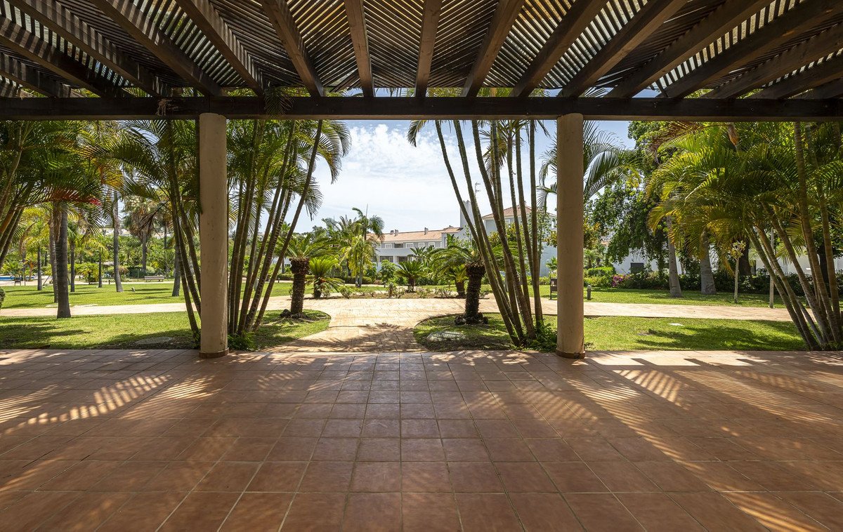 36 Bed Building in El Paraiso