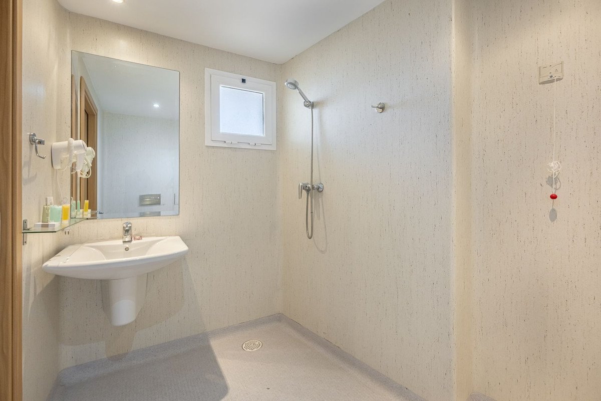 36 Bed Building in El Paraiso