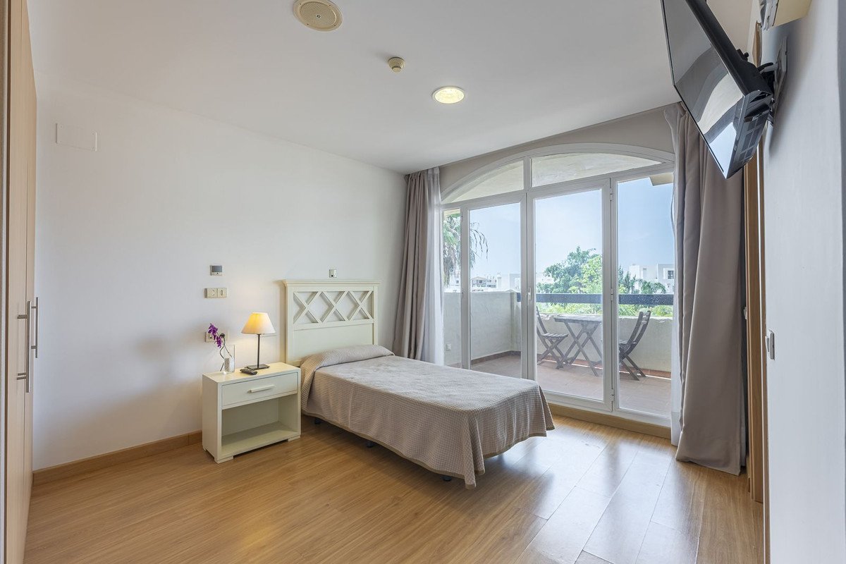 36 Bed Building in El Paraiso