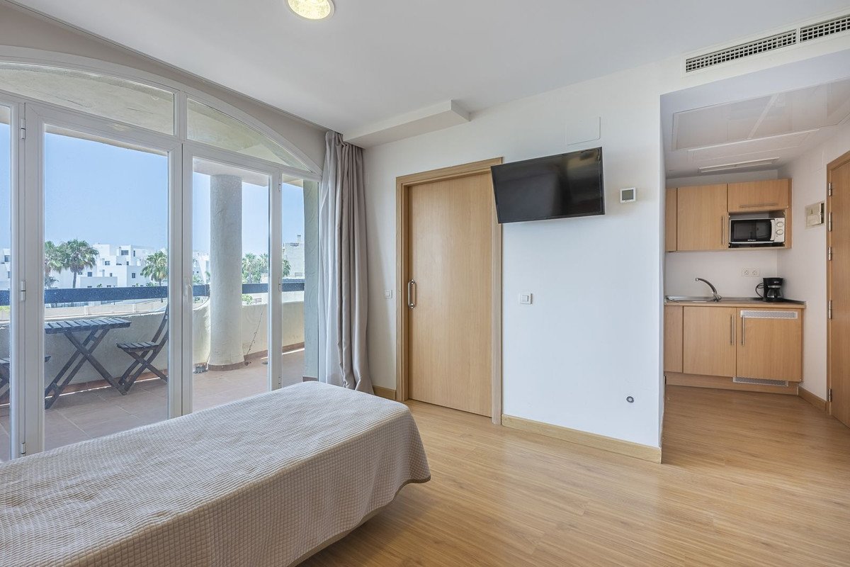 36 Bed Building in El Paraiso