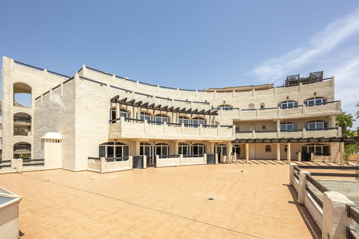 36 Bed Building in El Paraiso
