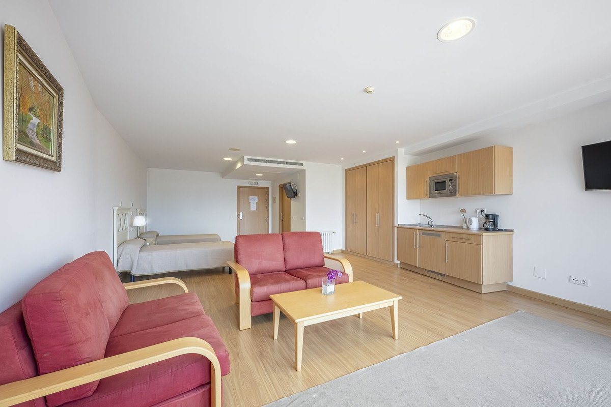 36 Bed Building in El Paraiso